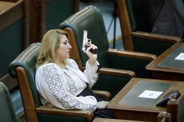 Isi ia permis de port-arma! Senatoarea Sosoaca a anuntat ca-si va lua