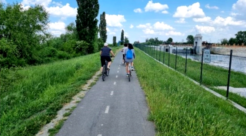 PREMIERA. Biciclistii din Timisoara vor putea pedala 70 km, pana la  Zreneanin, Serbia, pe pista de cicloturism de pe digul canalului Bega -  IMPACTPRESS